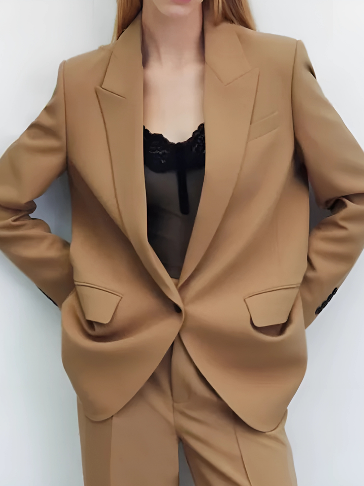 Levoire | Élégant Costume Camel