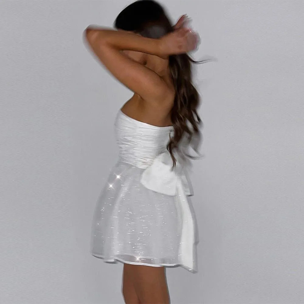Levoire | Robe avec un haut ajusté et une jupe courte, avec un nœud à l'arrière