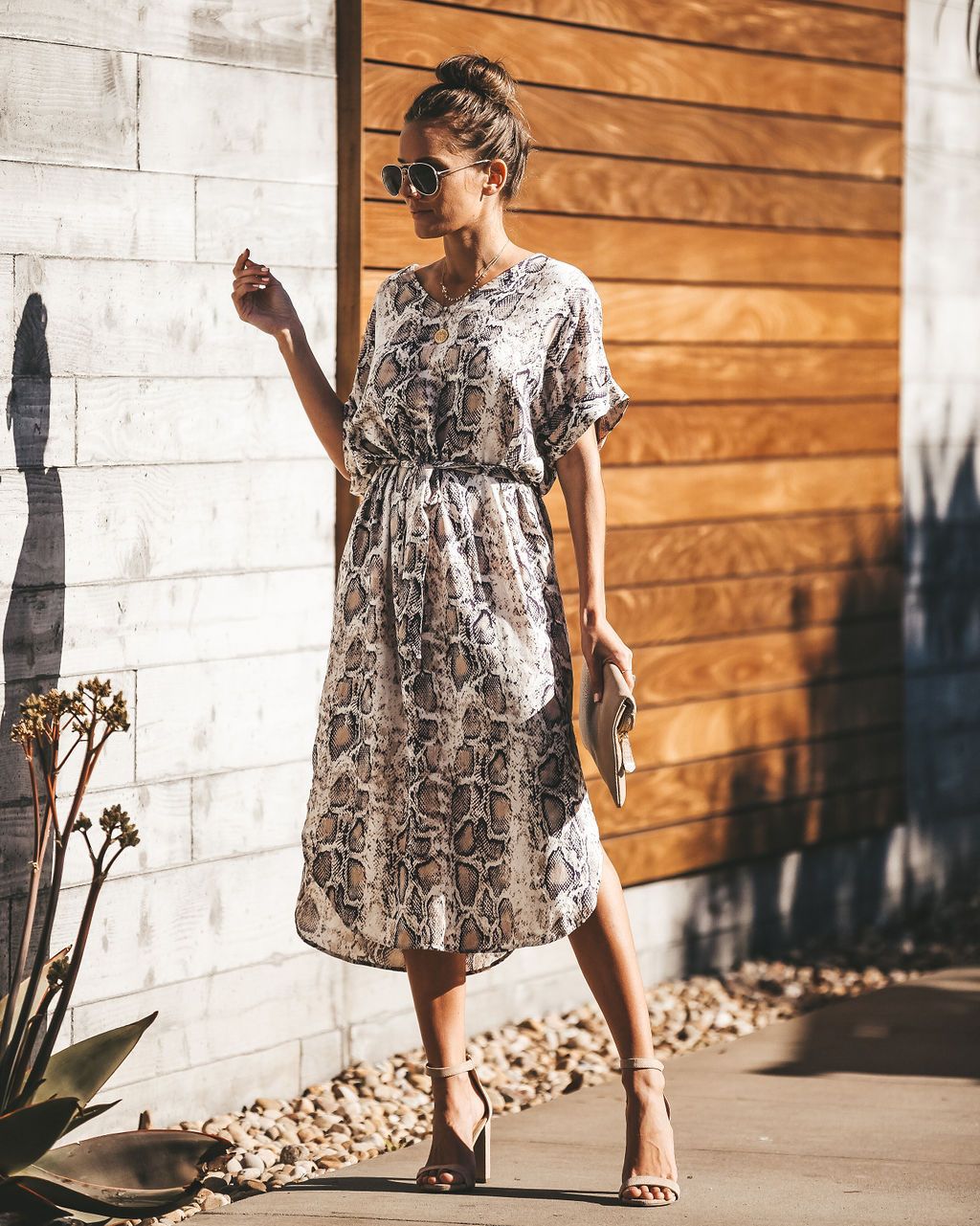 Robe midi pour femmes avec imprimés serpent et taille élastique ajustée Levoire