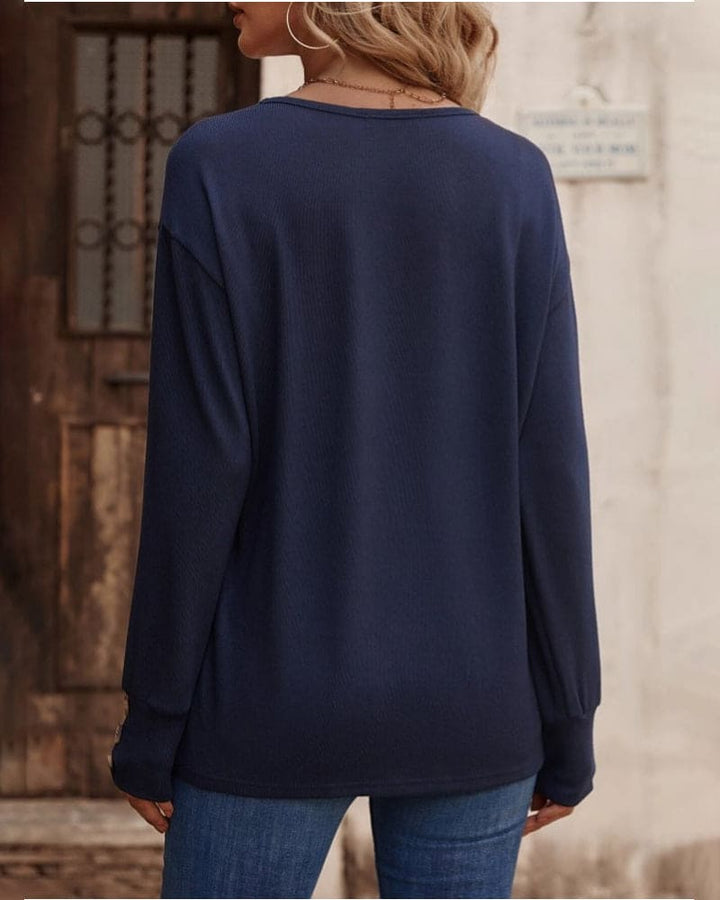 Levoire | Une Blouse À Manches Longues Et Un Col En V