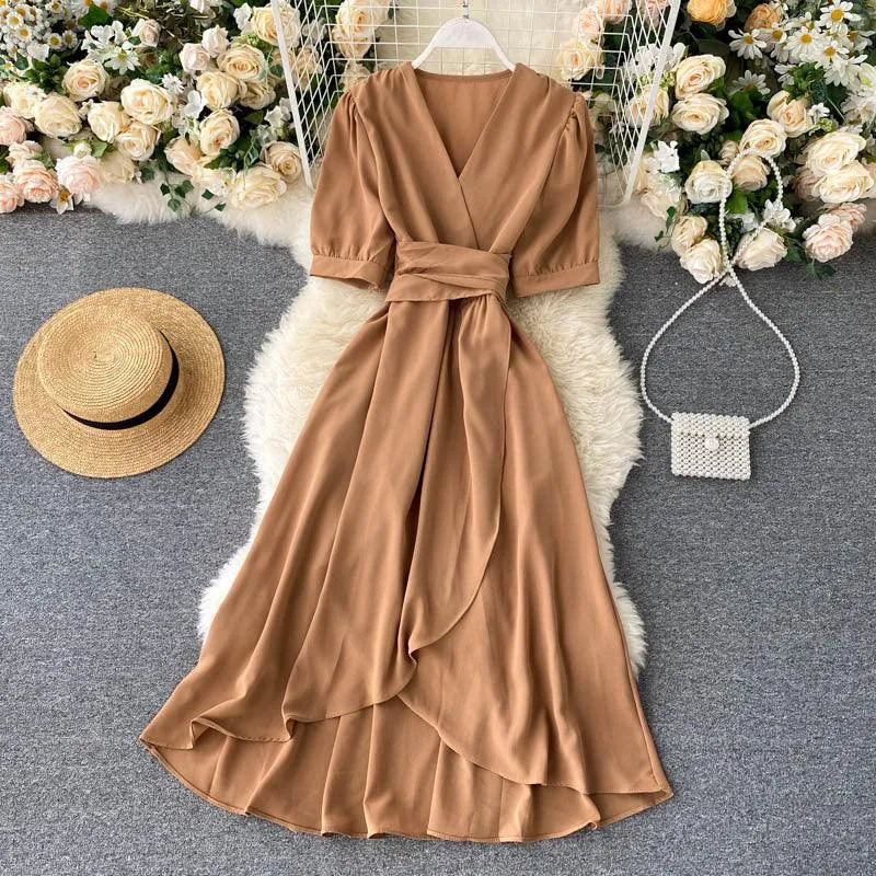 Levoire | Robe avec un volant en dentelle irrégulier et des manches courtes Khaki