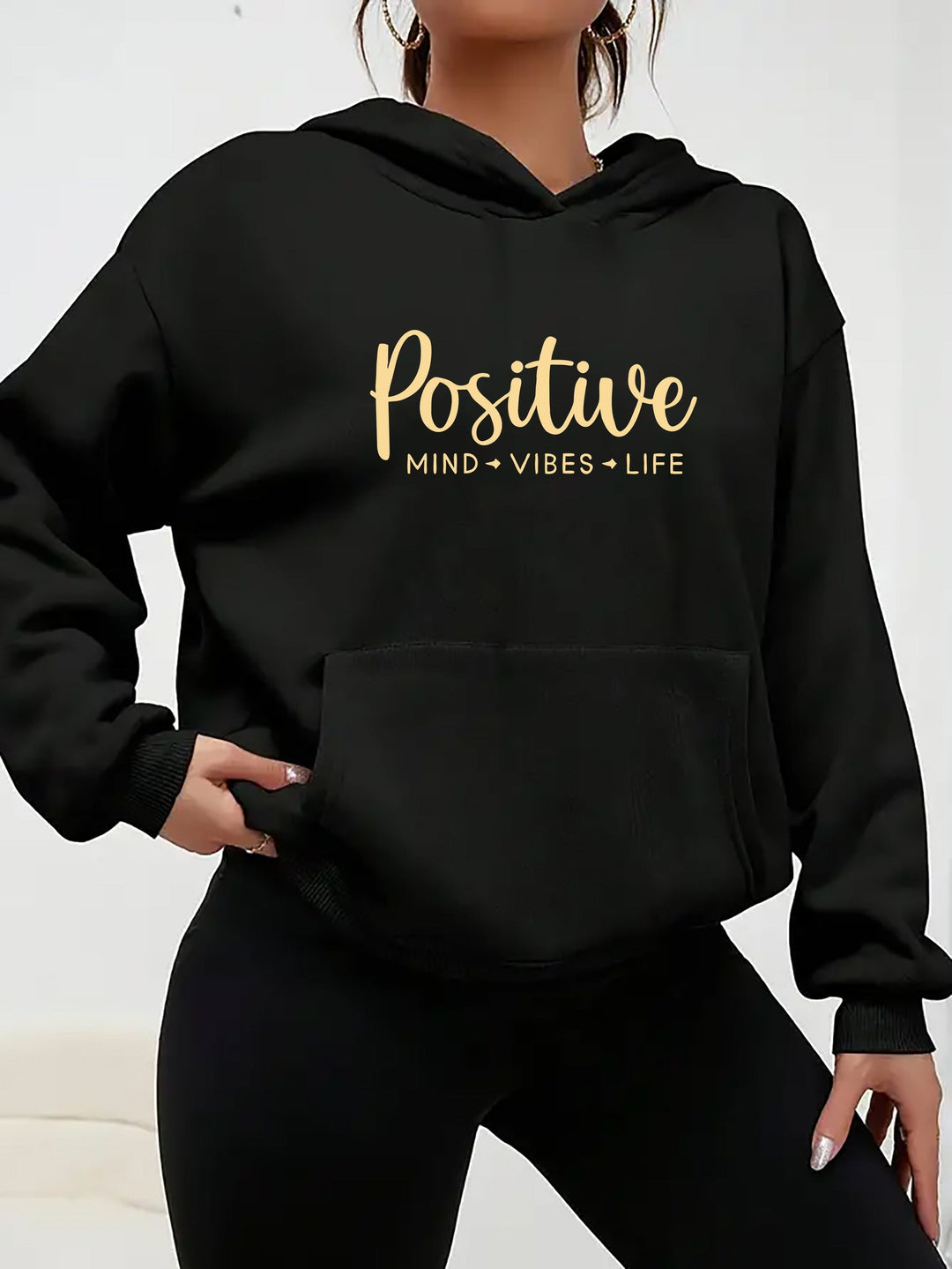 Levoire | Sweat À Capuche Élégant Pour Femmes Avec Imprimé Lettre Et Poche Kangourou Noir