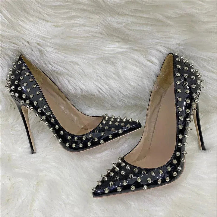 Levoire | Décolleté avec des rivets et des talons aiguilles