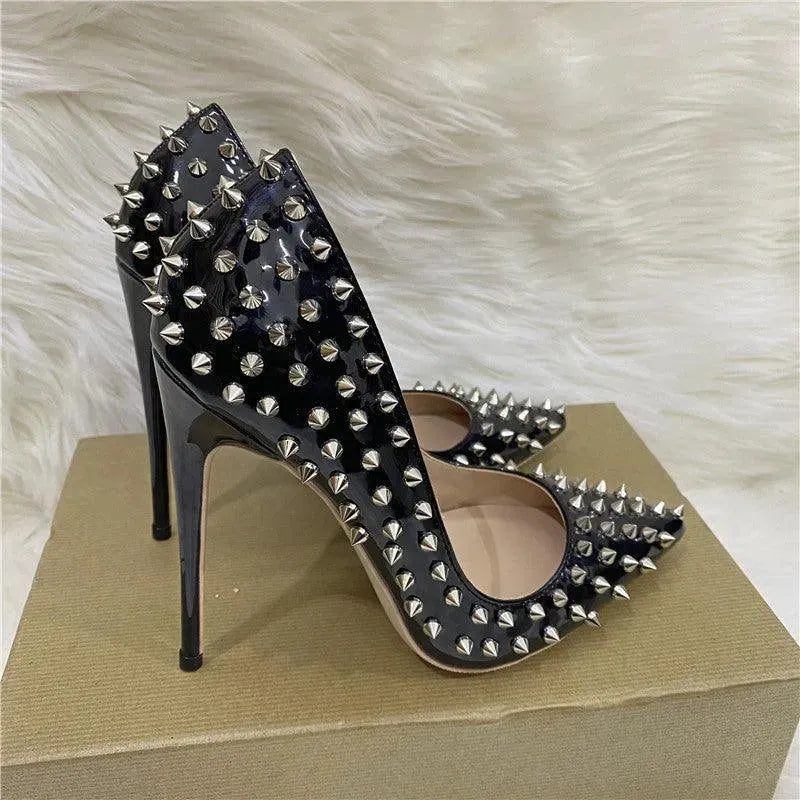 Levoire | Décolleté avec des rivets et des talons aiguilles