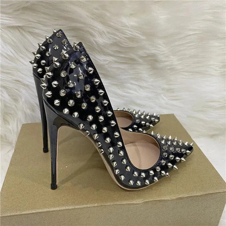 Levoire | Décolleté avec des rivets et des talons aiguilles