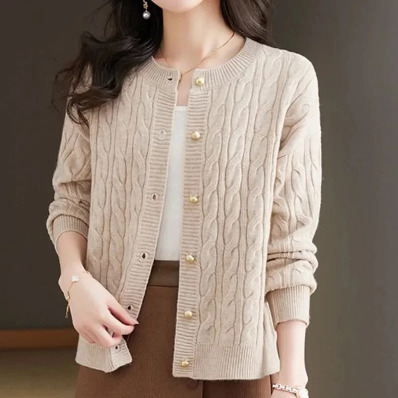 Levoire | Gilet pour femmes avec motif en cable, col rond et boutons dorés Beige