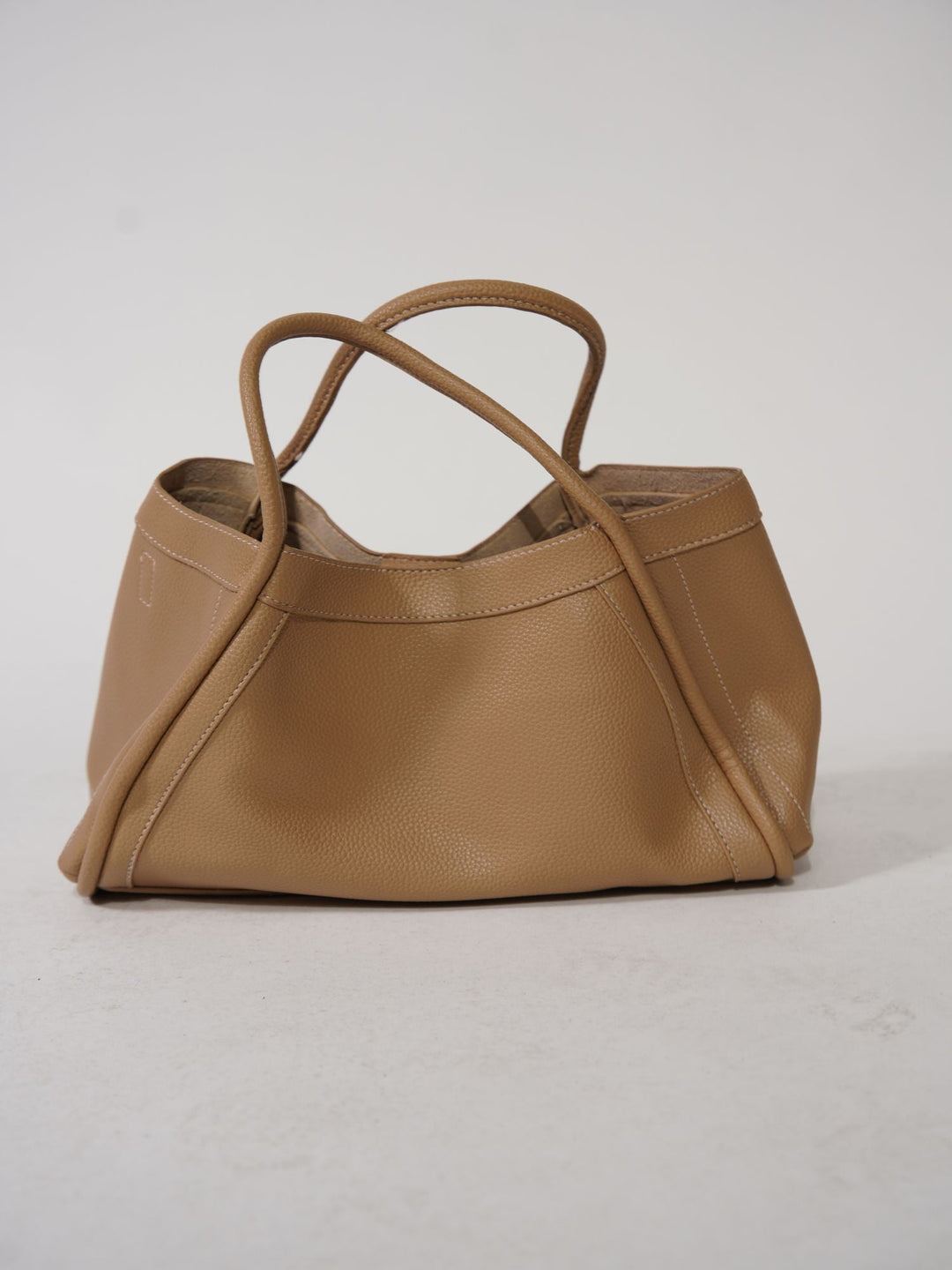 Levoire | Sac À Main Élégant Avec Silhouette Épurée Beige