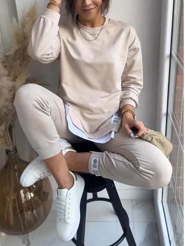 Levoire | Ensemble décontracté parfait en deux parties, avec un sweat à col ras du cou et un pantalon slim-fit Abricot