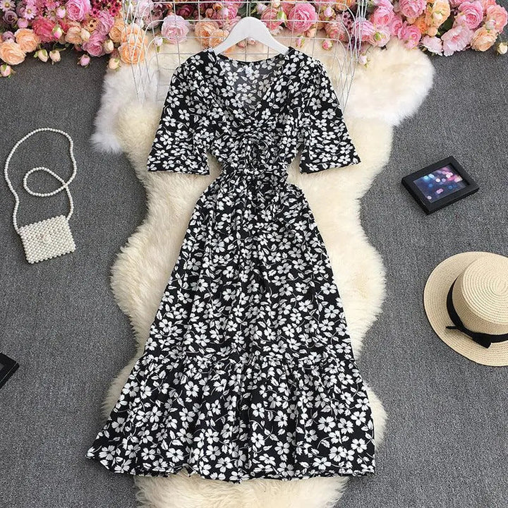 Levoire | Robe à fleurs à encolure en V avec manches bouffantes Fleurs blanches sur fond noir Une taille