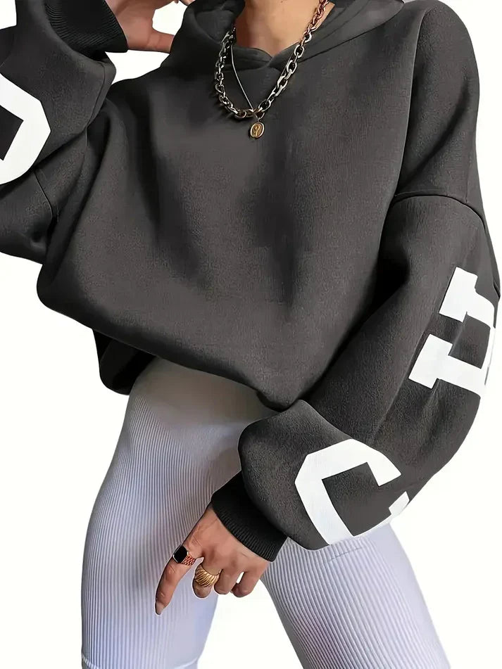 Levoire | En Design Surdimensionné Avec Des Manches Longues Et Un Logo En Texte Sur La Manche Gris foncé