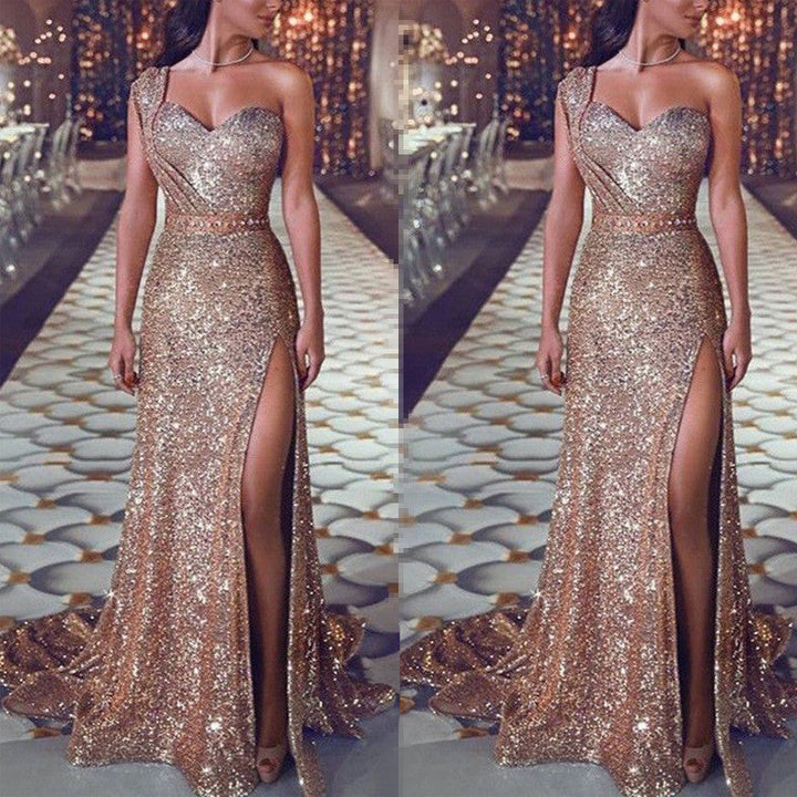 Levoire | Robe sans manches à épaule unique, avec une fente et une jupe longue Or