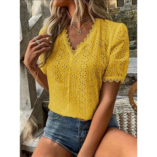 Levoire | Shirt Féminin Léger Avec Design En Dentelle Et Décolleté En V Jaune