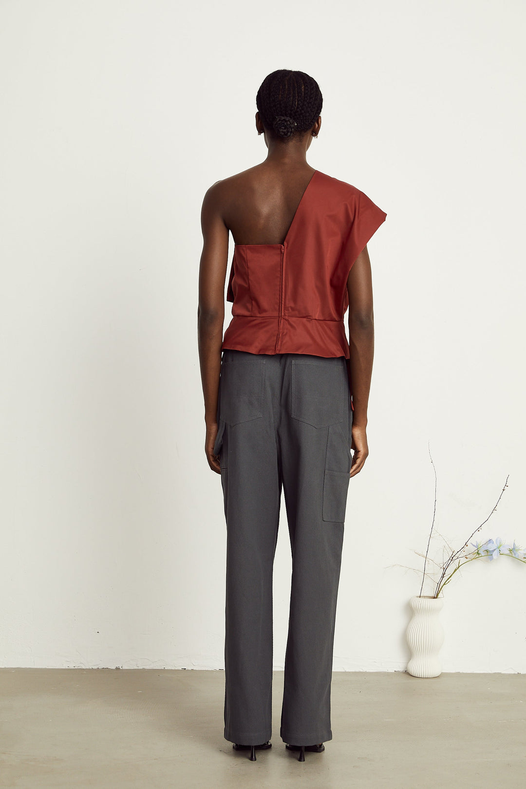 Levoire | Détail De Nœud Rouge Haut Asymétrique