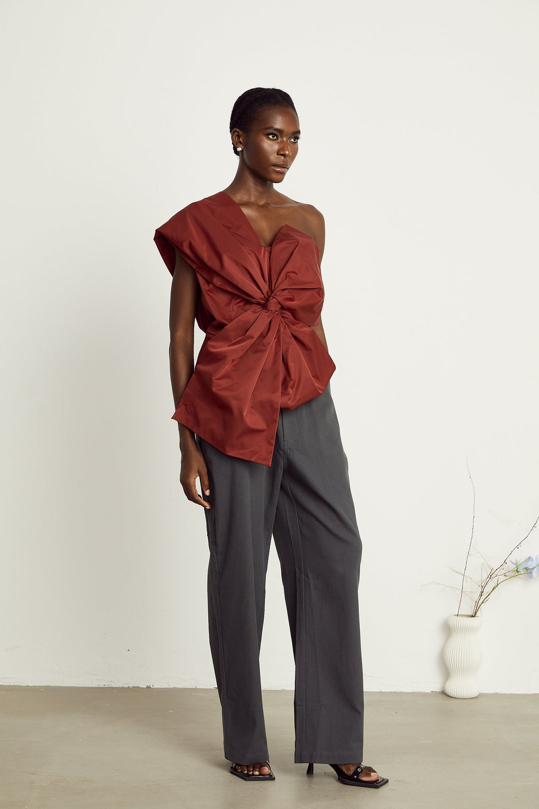 Levoire | Détail De Nœud Rouge Haut Asymétrique