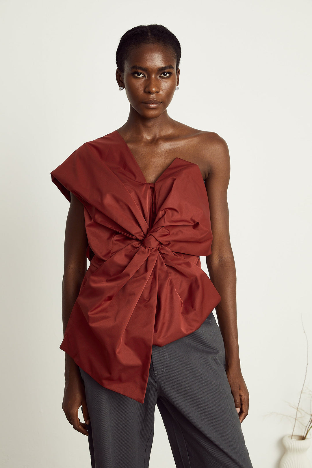 Levoire | Détail De Nœud Rouge Haut Asymétrique