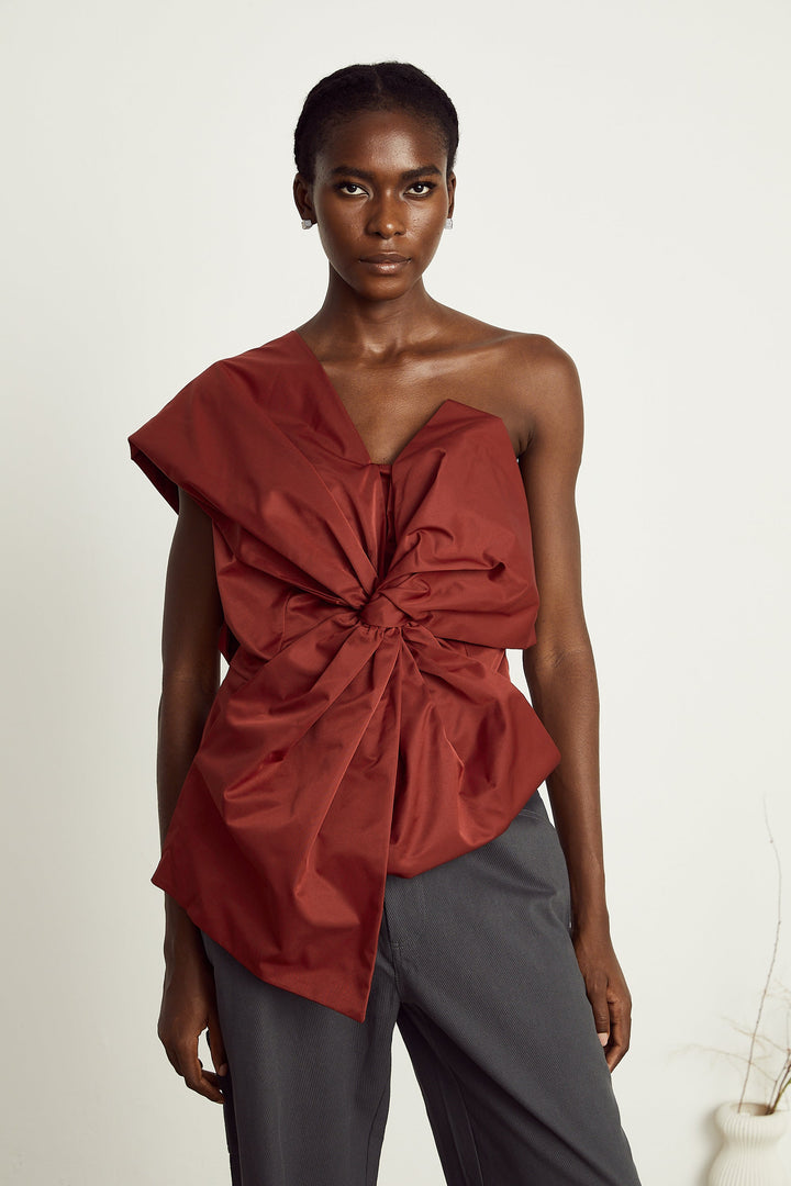 Levoire | Détail De Nœud Rouge Haut Asymétrique