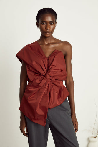 Levoire | Détail De Nœud Rouge Haut Asymétrique