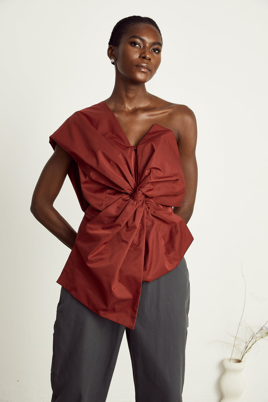 Levoire | Détail De Nœud Rouge Haut Asymétrique
