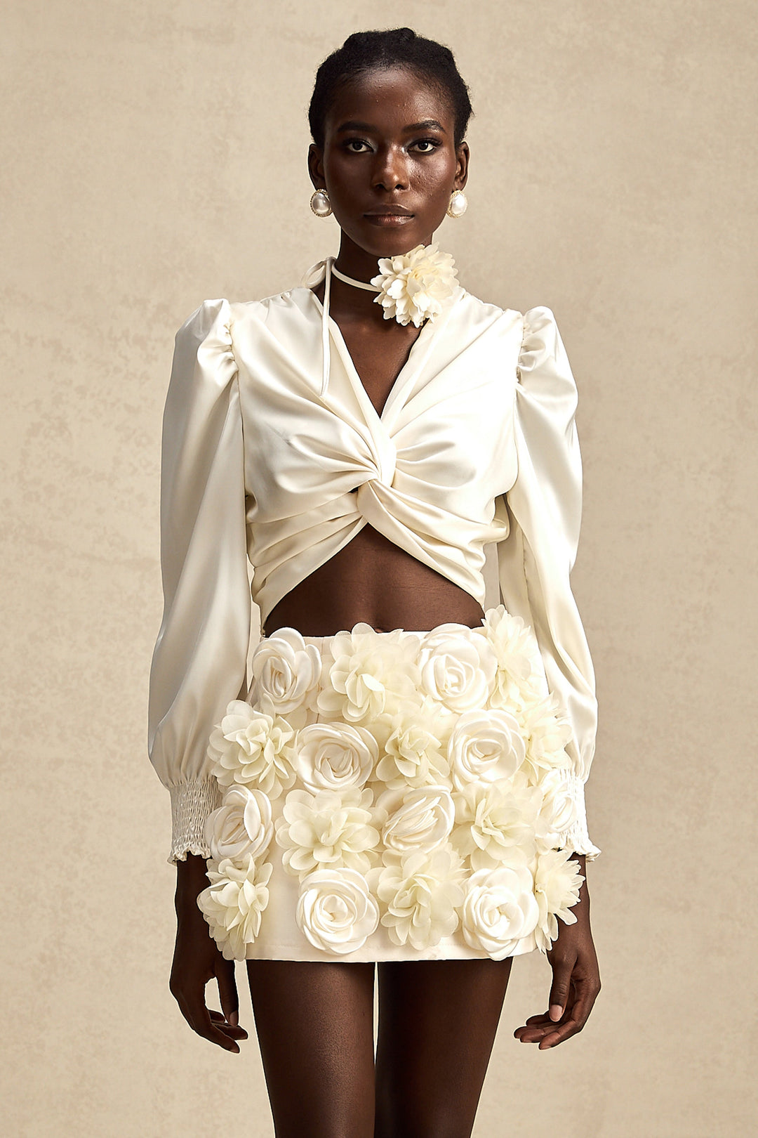 Levoire | Blanc Faux Fleurs Torsadé Crop Top