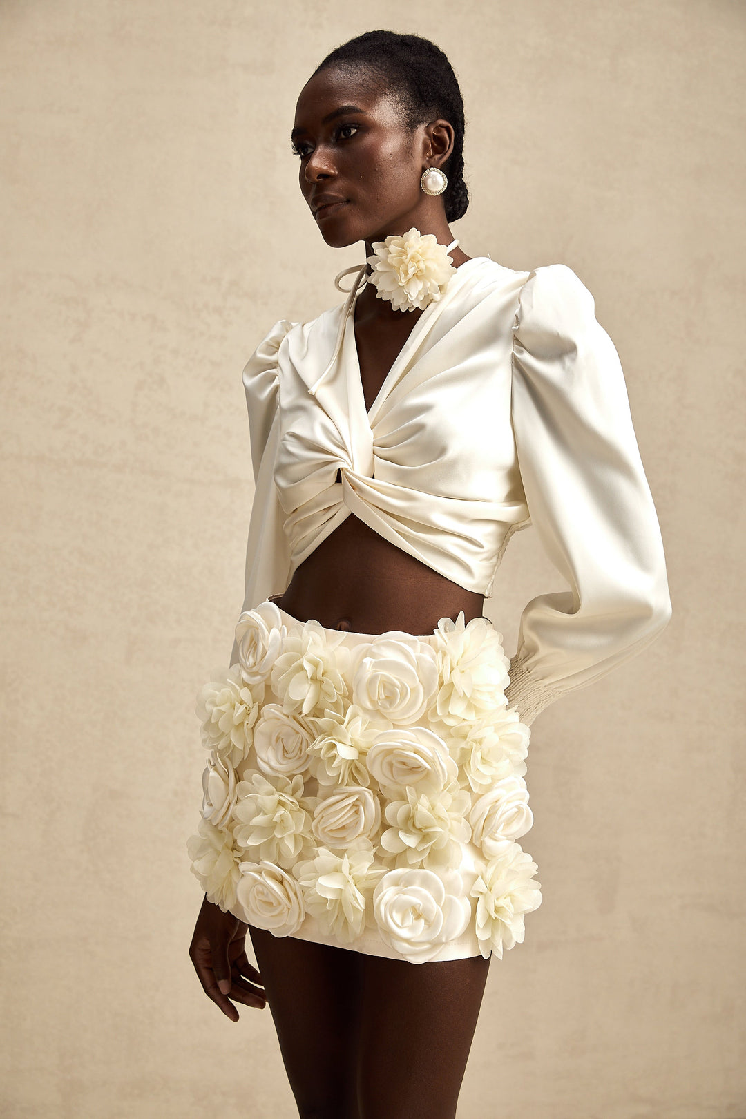Levoire | Blanc Faux Fleurs Torsadé Crop Top