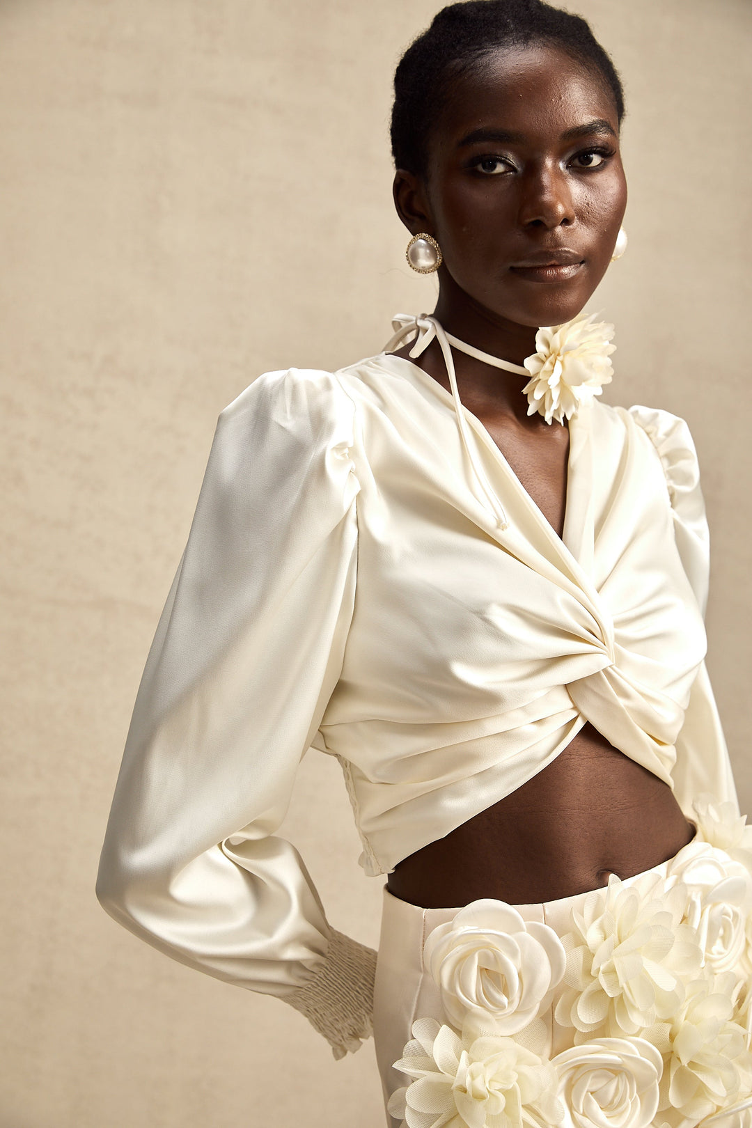 Levoire | Blanc Faux Fleurs Torsadé Crop Top