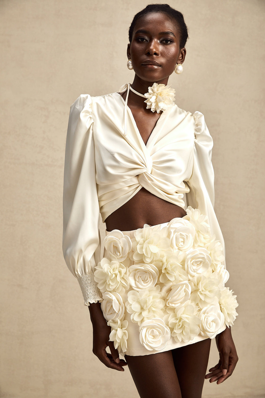 Levoire | Blanc Faux Fleurs Torsadé Crop Top