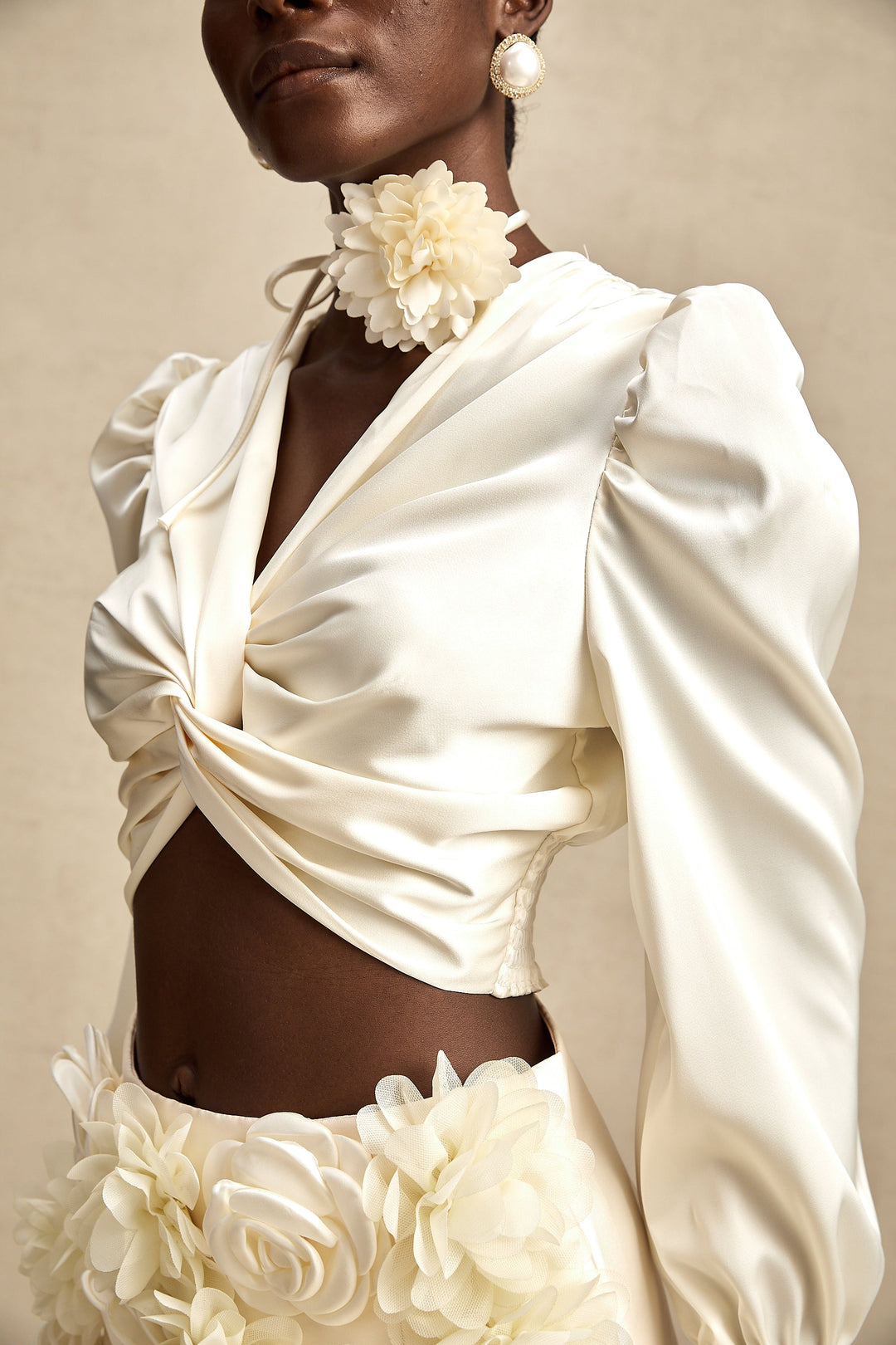 Levoire | Blanc Faux Fleur Twist Top Court