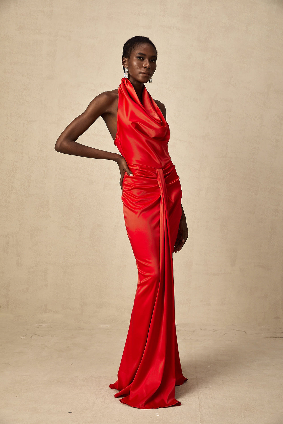 Levoire | Robe Maxi Drapée Satin Rouge À Dos Nu