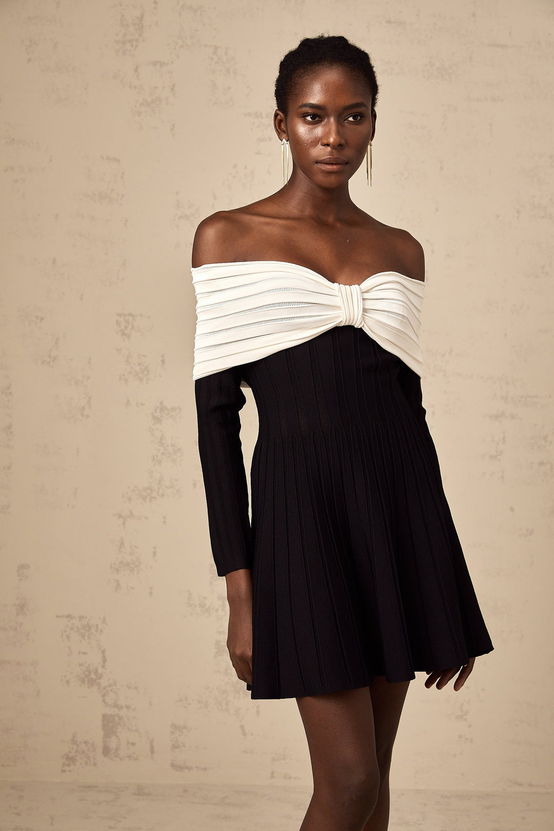 Levoire | Robe Mini En Tricot Noire À Épaules Dénudées Avec Nœud