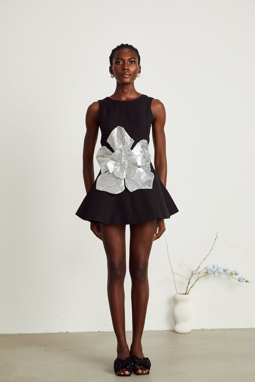 Levoire | Application De Fleurs Noires Robe Mini Sans Manches