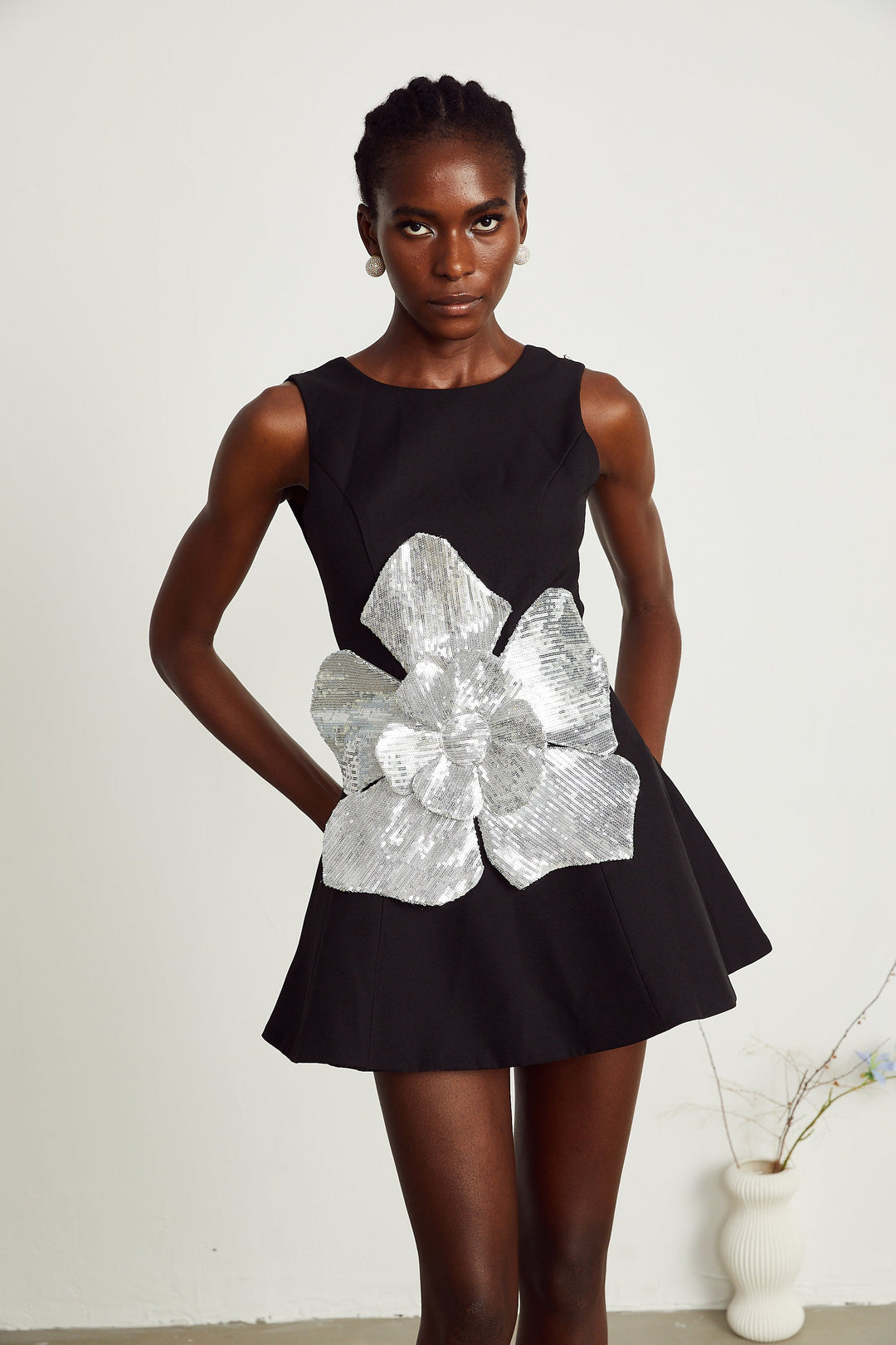 Levoire | Application De Fleurs Noires Robe Mini Sans Manches