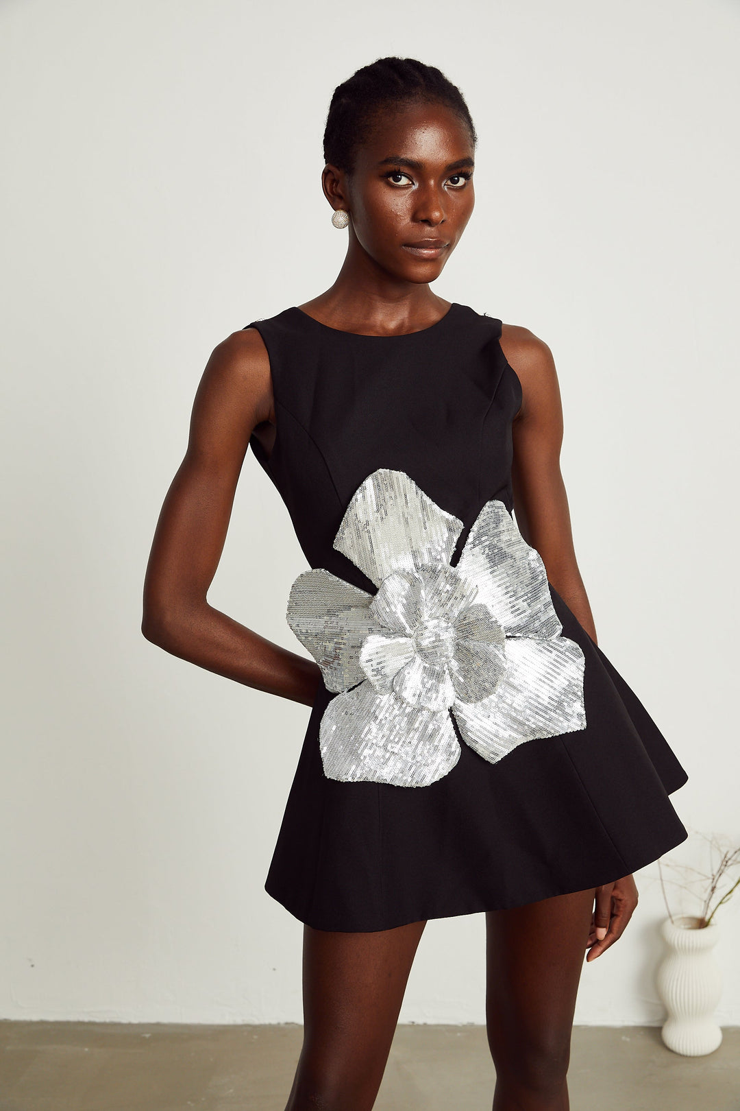 Levoire | Application De Fleurs Noires Robe Mini Sans Manches