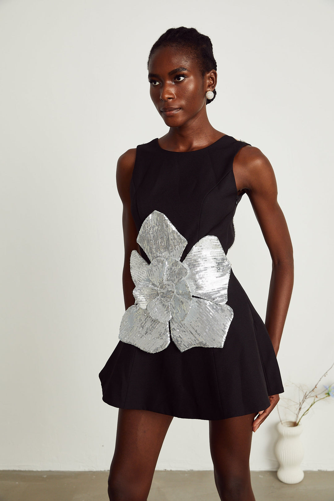 Levoire | Application De Fleurs Noires Robe Mini Sans Manches
