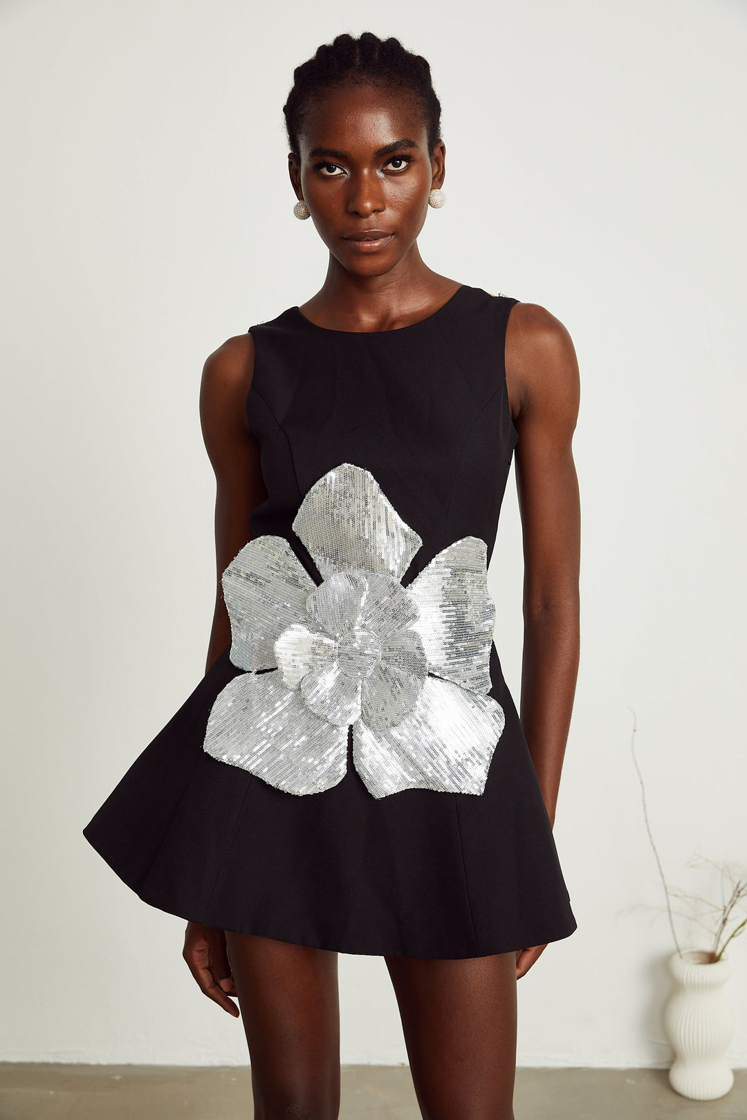 Levoire | Application De Fleurs Noires Robe Mini Sans Manches