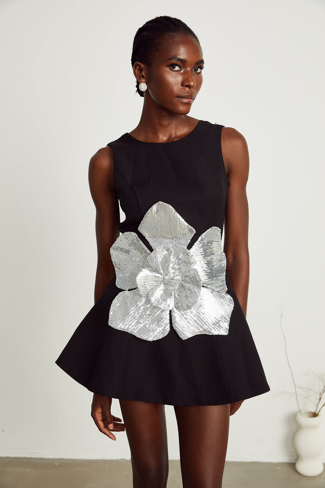 Levoire | Application De Fleurs Noires Robe Mini Sans Manches