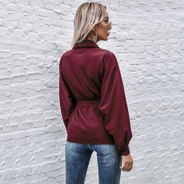 Chemisier en satin pour femmes avec ceinture à nouer et poches poitrine Levoire