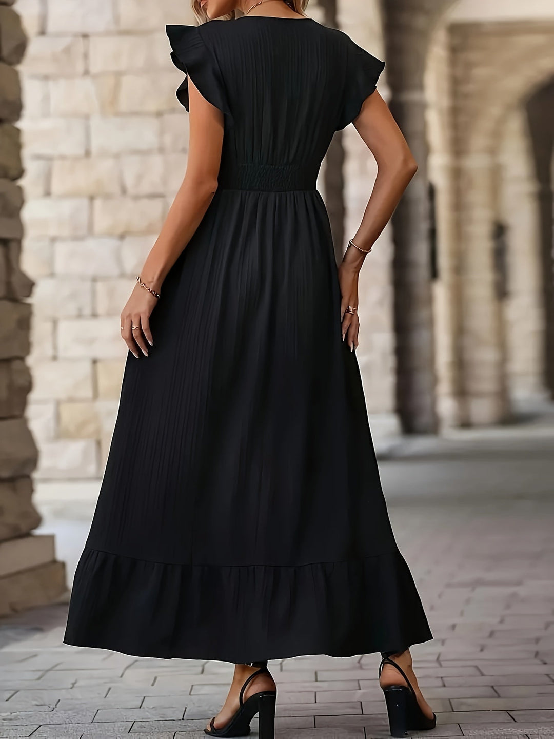 Levoire | Élégante Robe À Col En V Avec Taille Haute Et Manches À Volants