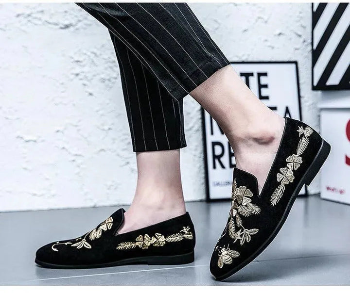 Levoire | Élégant mocassins en daim pour hommes en velours, avec broderies dorées