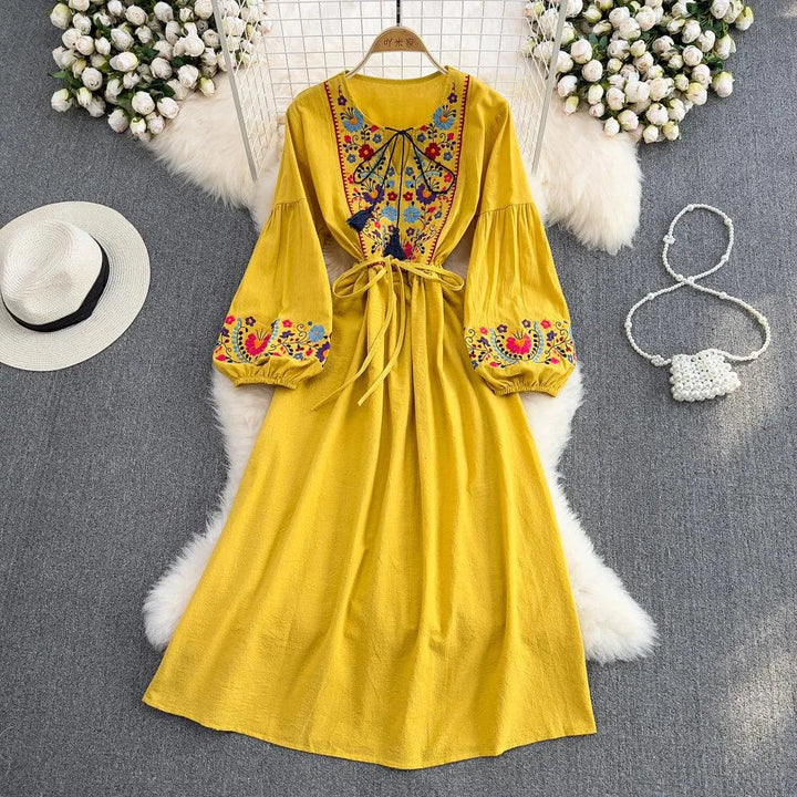 Levoire | Robe à larges manches avec des décorations à la taille en liens d'attache et en franges brodées
