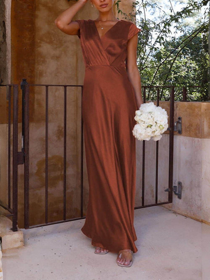 Levoire | Robe Maxi À Traîne Satinée Avec Décolleté En V Pour Femmes