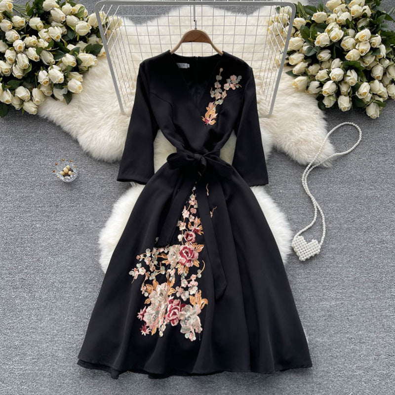 Levoire | Élégante robe brodée à col en V avec ceinture en taille Noir