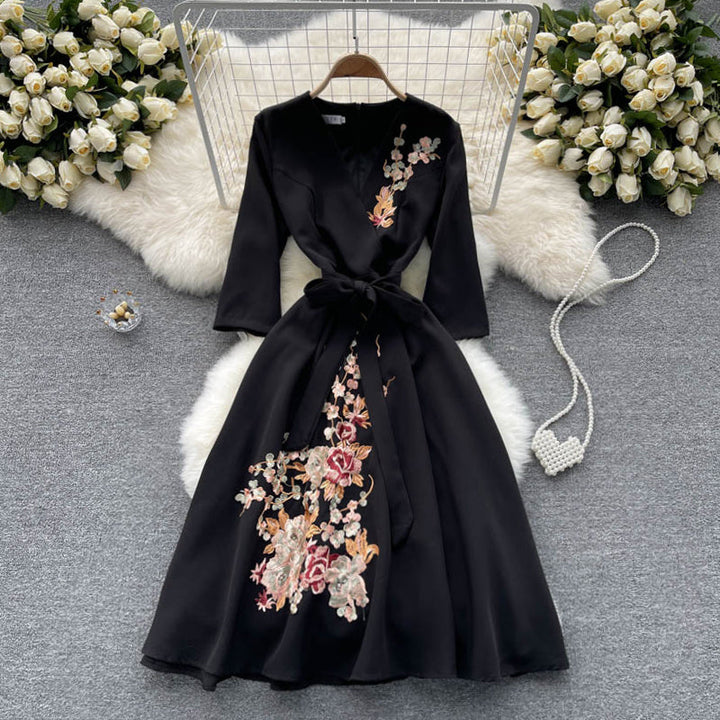 Levoire | Élégante robe brodée à col en V avec ceinture en taille Noir