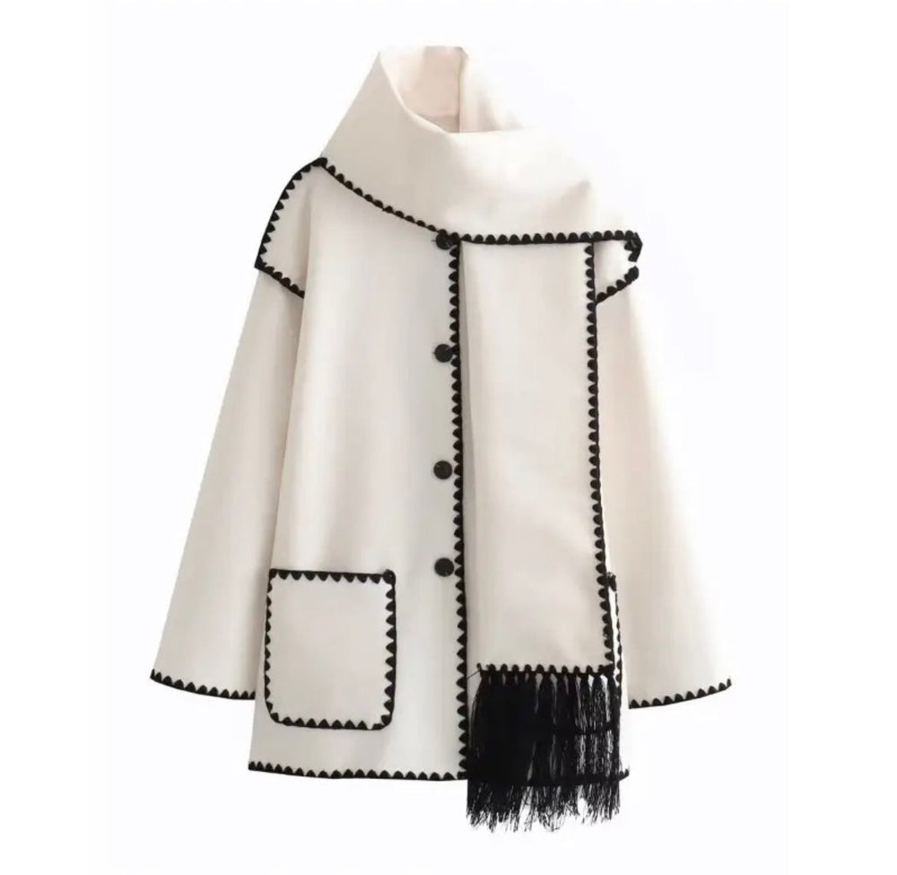 Levoire | Manteau Élégant Avec Garniture Noire Et Détails À Franges Blanc