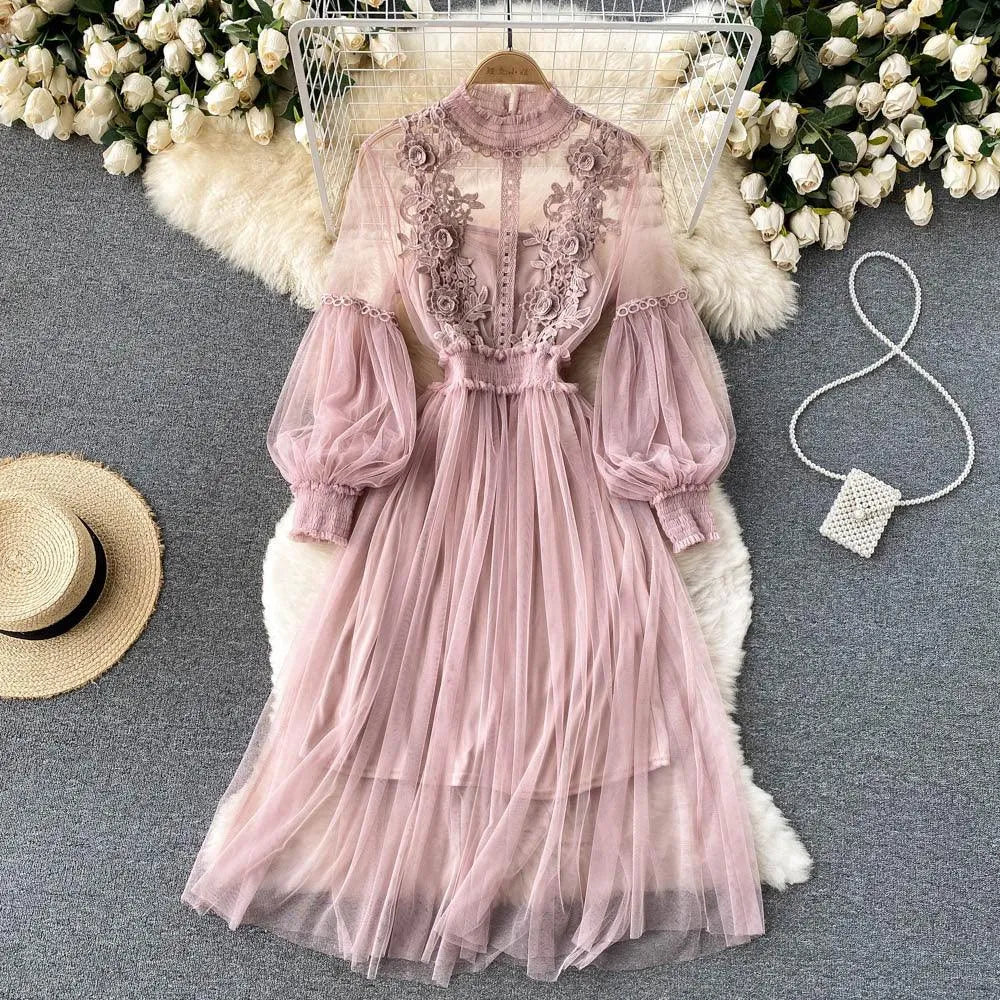 Levoire | Robe femme avec un design en mesh tempétueux avec des fleurs Rosa Une taille