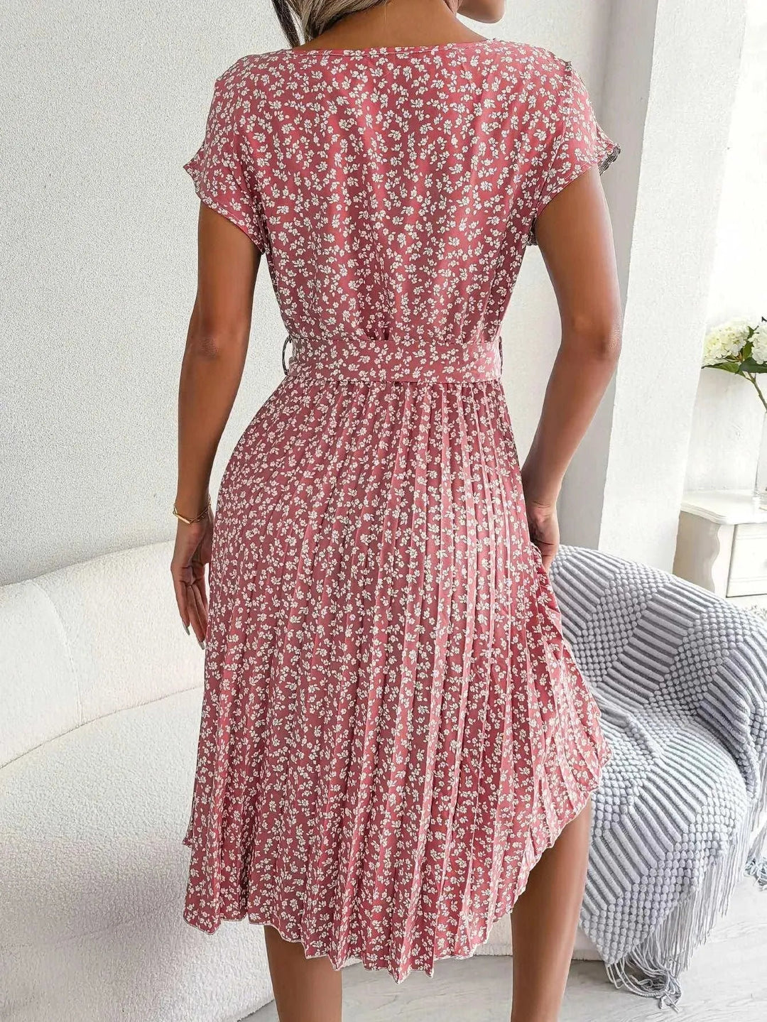 Levoire | Robe de soirée avec une large décoration florale et des manches courtes pour femmes