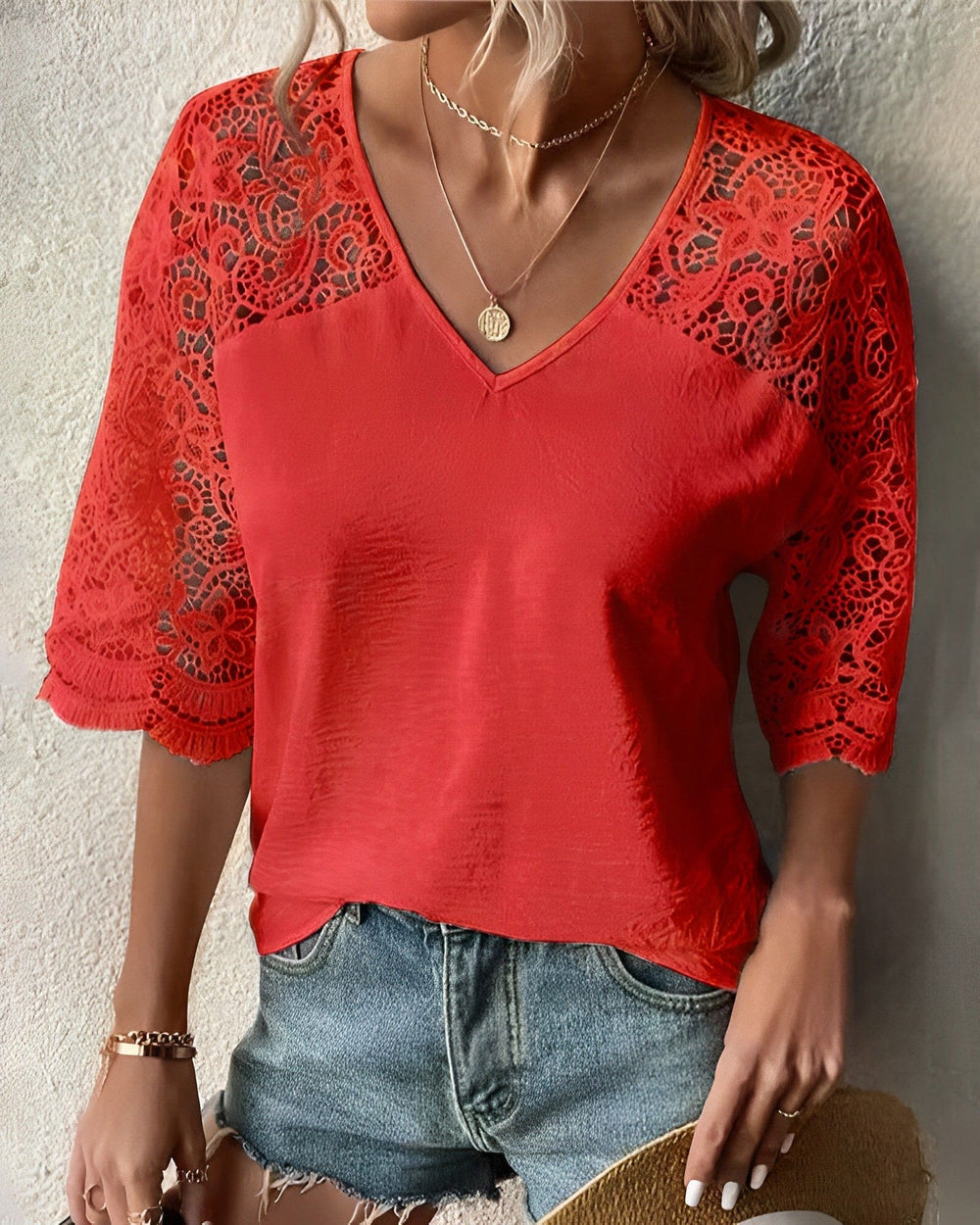 Levoire | Blouse En Dentelle Avec Un Décolleté En V Rot