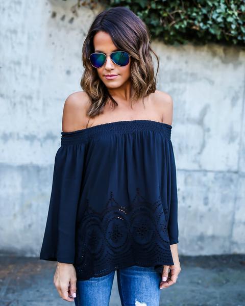 Blouse femme à épaules dénudées avec manches volumineuses et motif de crochet délicat Levoire
