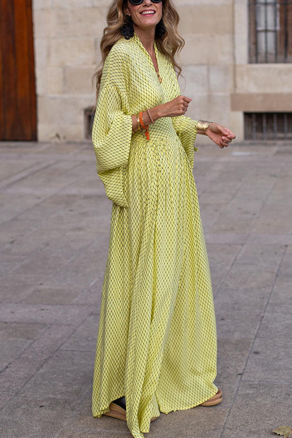 Levoire | Robe À Manches Longues En V Ajustement Décontracté Silhouette Accentuée Ourlet Fluide Style Élégant Jaune
