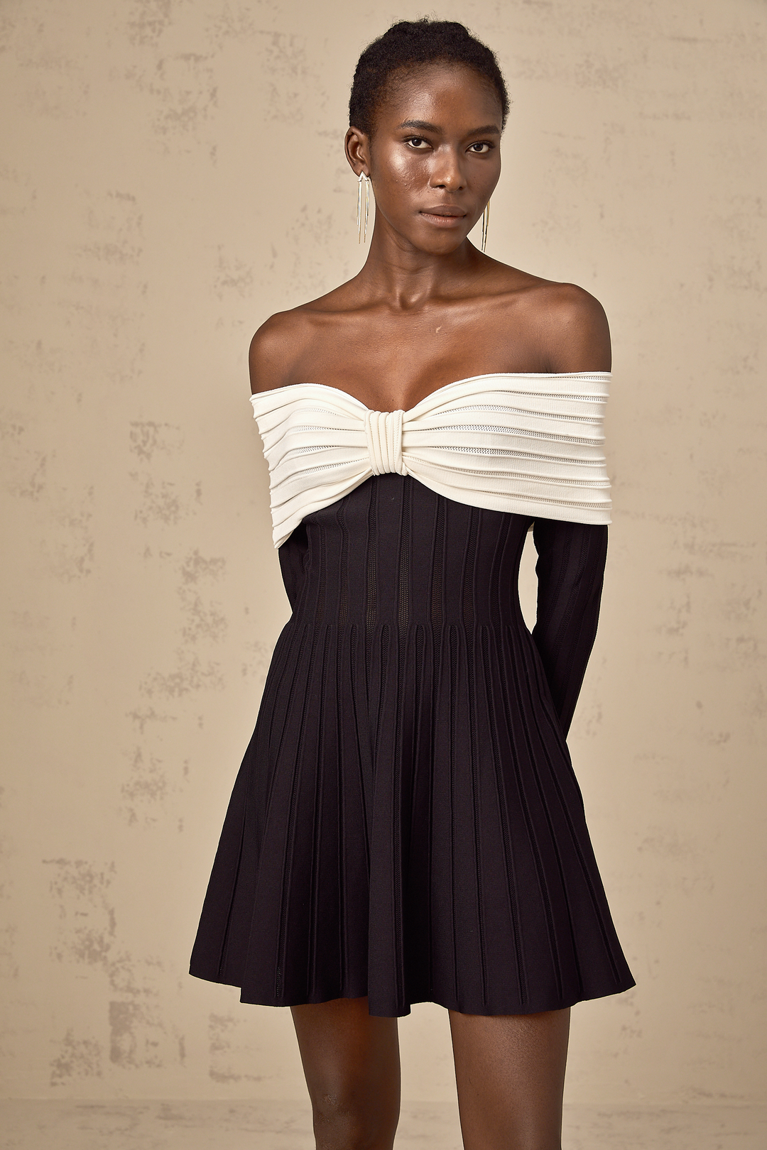 Levoire | Robe Mini En Tricot Noire À Épaules Dénudées Avec Nœud