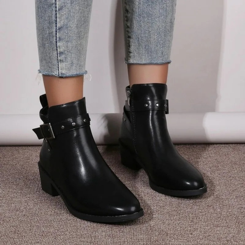 Levoire | Bottes pour femmes avec des boucles et des clous à talon bas Noir